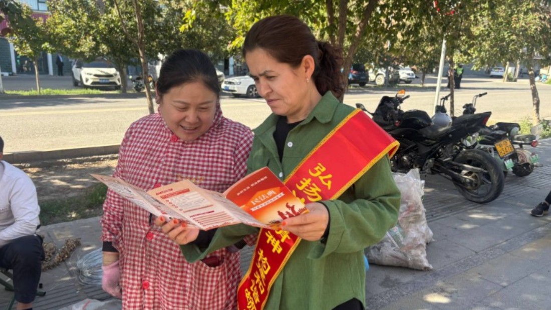 新疆额敏县司法局：普法进商铺入田间 零距离答疑暖民心
