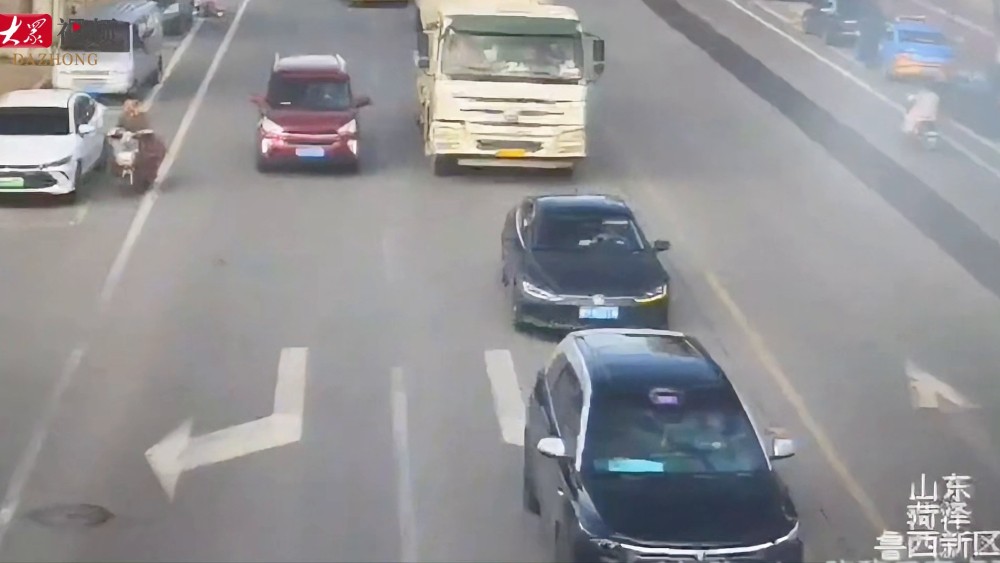 为了躲避抓拍，“大聪明”司机给水泥罐车“遮了羞”，结果……
