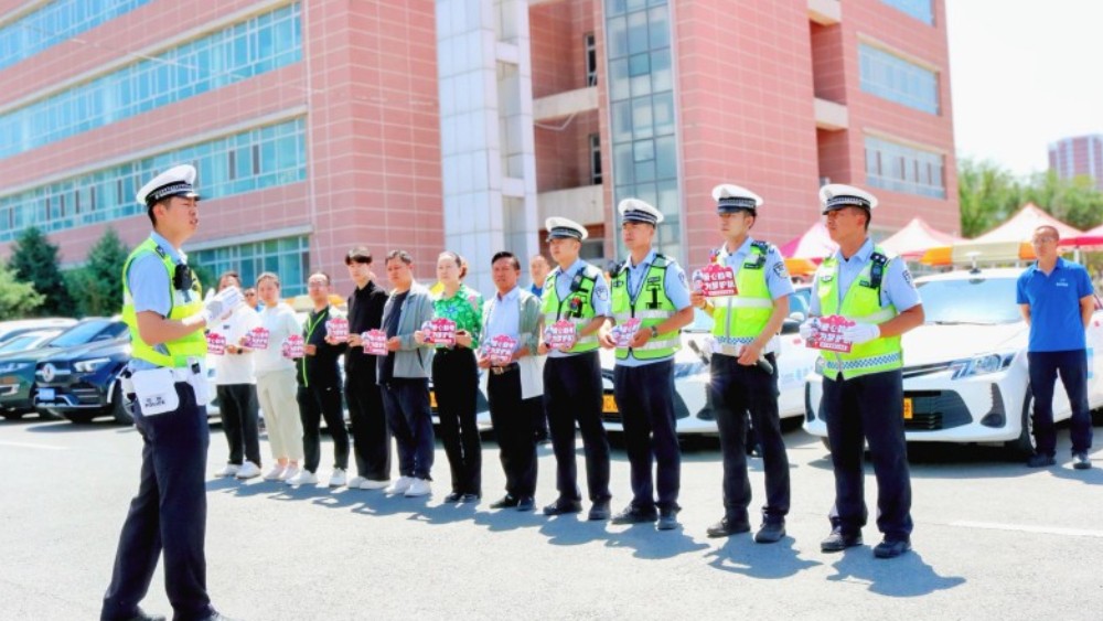 新疆生产建设兵团第八师石河子市城区公安局：爱心车队集结完毕 全力护航高考学子