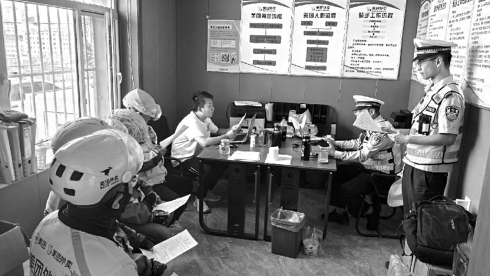 平顺交警约谈外卖快递行业 讲安全防风险