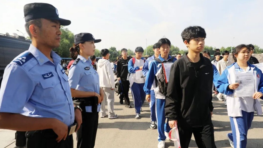 高考第一天！潍坊滨海公安“高考移动户籍室”为考生火速解困
