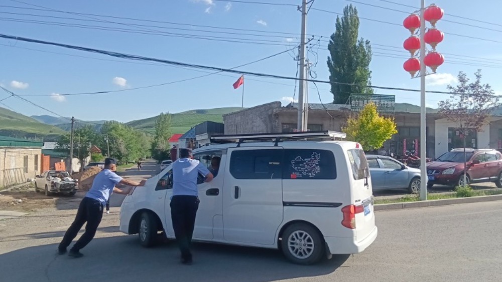 吉林游客感谢新疆尼勒克县公安局民警 ：“跨越千山万水，最让人破防的是这份人情味”