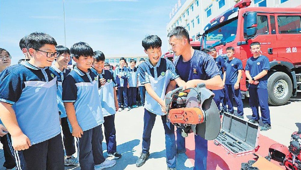 消防站里“涨”知识筑牢成长防火墙