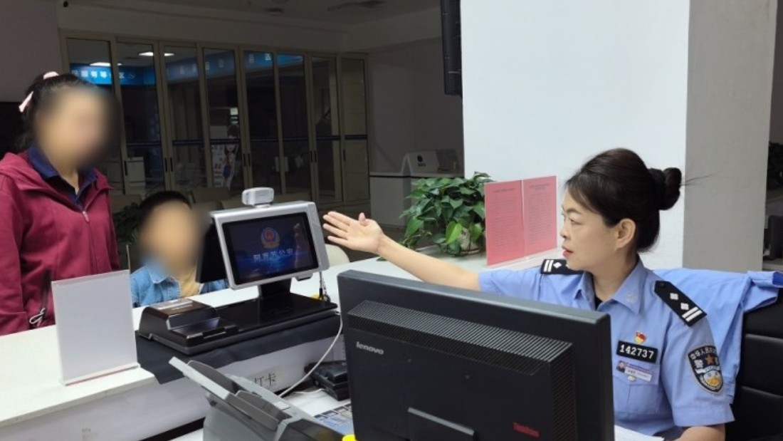 新疆阿克苏市公安局出入境管理大队：延时办公办实事，贴心服务暖民心