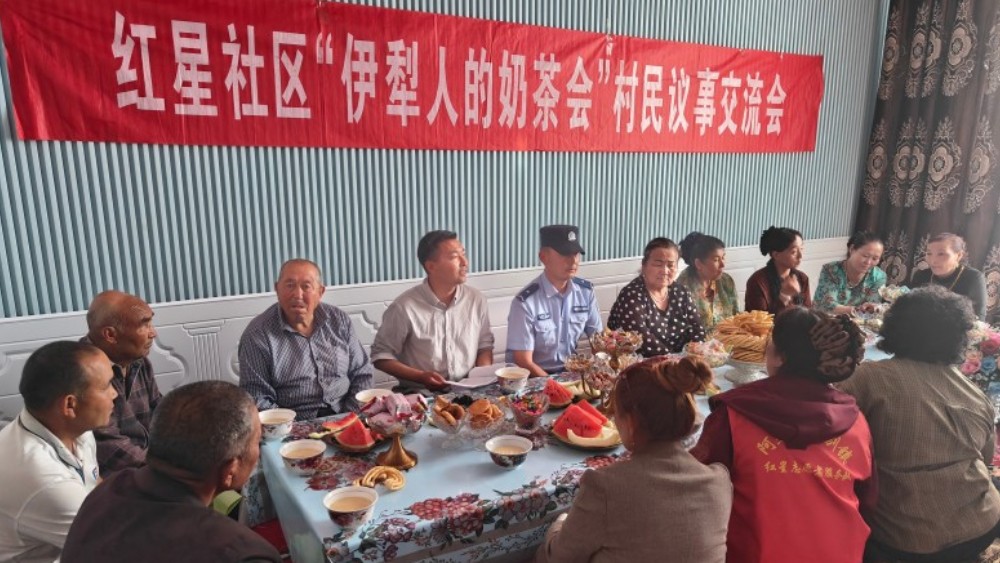 新疆新源县公安局：反诈宣传进“奶茶会”，筑牢群众安全防线