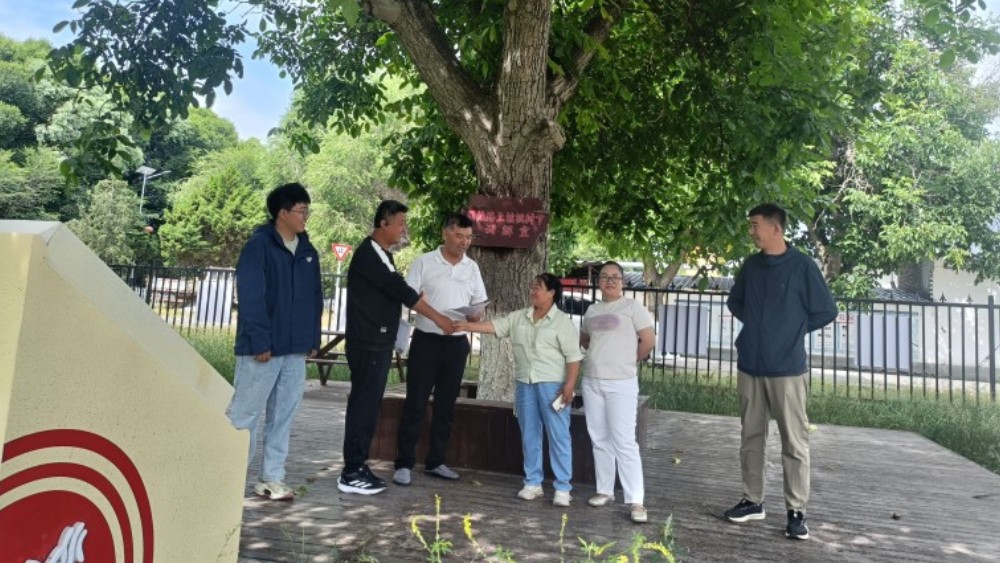 新疆新源县司法局喀拉布拉司法所：核桃树下化纠纷 小院普法润民心