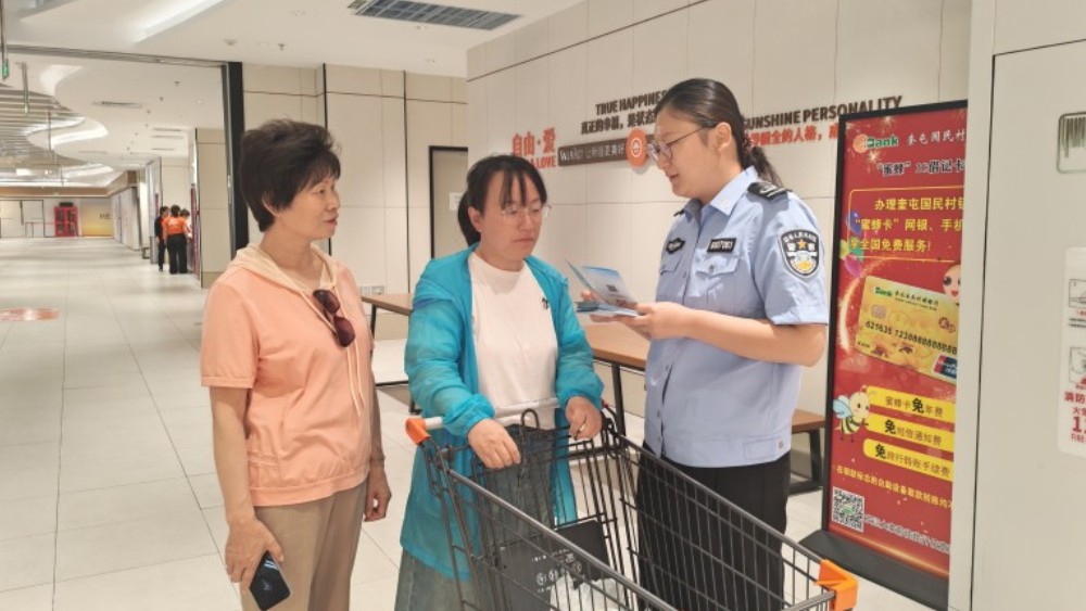 新疆生产建设兵团第七师胡杨河市天北新区司法所：普法宣传进商超，交通安全“购”回家