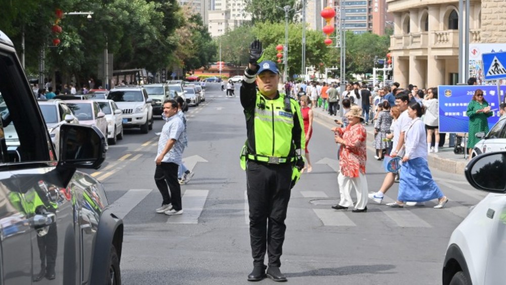 新疆乌鲁木齐交警暖心守护高考逐梦路