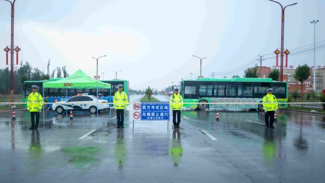 新疆伽师县公安局：暴雨中护航高考 用暖心守护学子