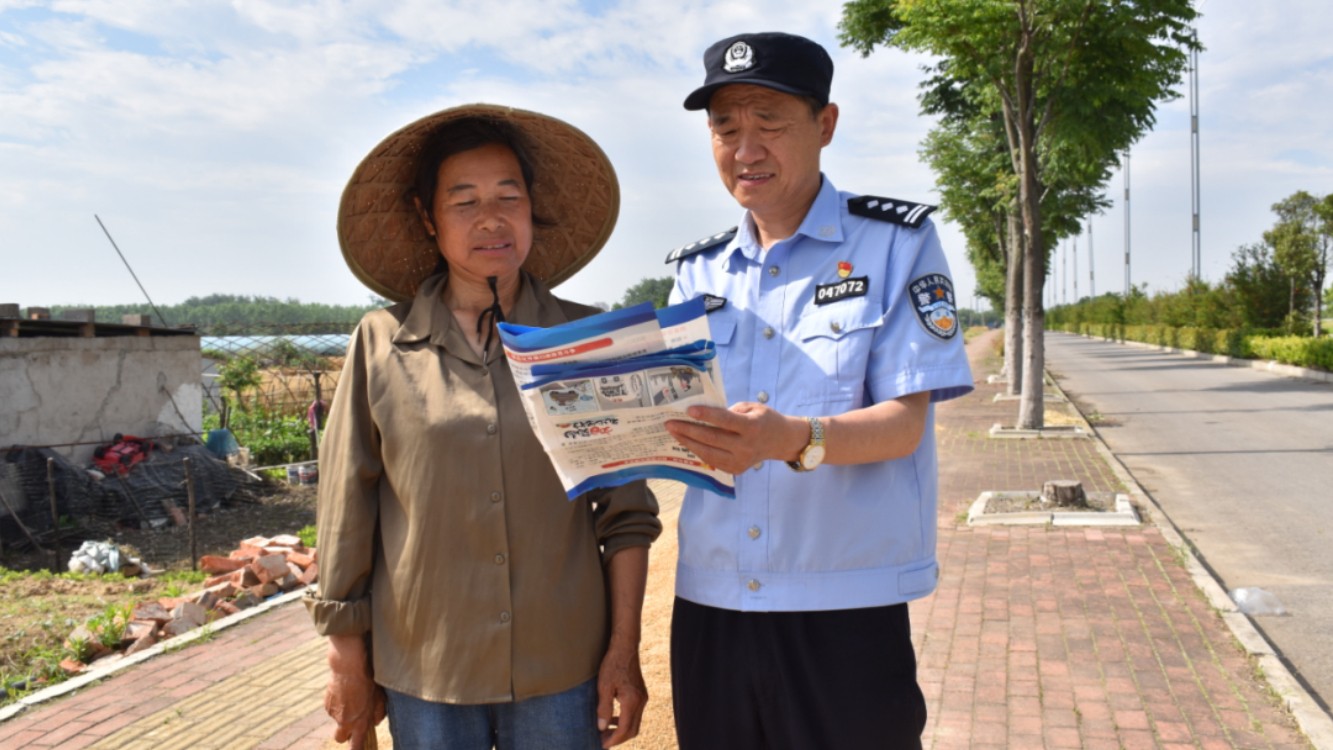 泗县民警深入田间地头开展麦收安全宣传