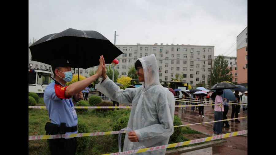 风雨无阻护梦行 吉林双辽公安撑起“平安伞”——直击高考首日双辽公安雨中护考现场