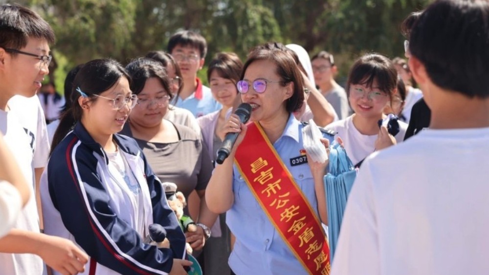 连续十六载护考宣传，她以温柔守望考生——记新疆昌吉市公安局民警于梅