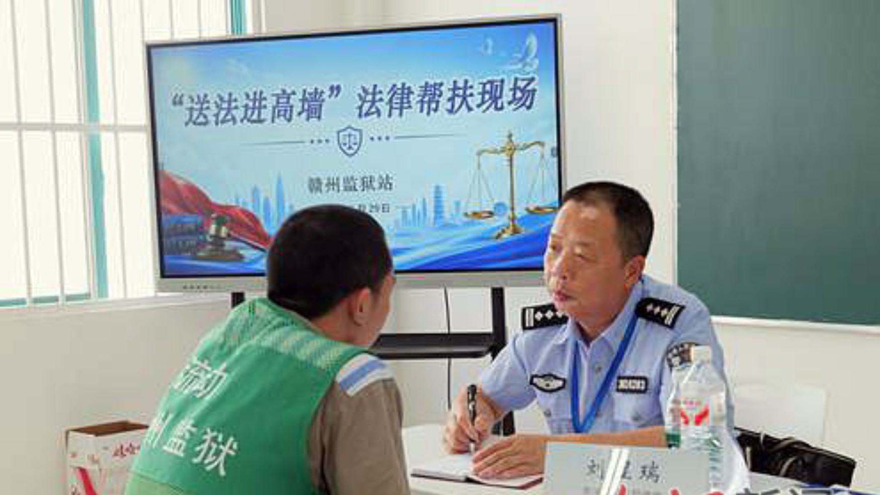 “一对一问诊”释法解惑促新生