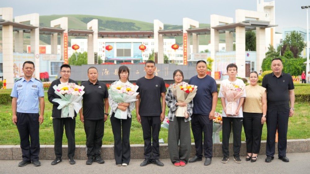 新疆新源县公安局：情暖警营护金榜 鲜花寄语致韶华