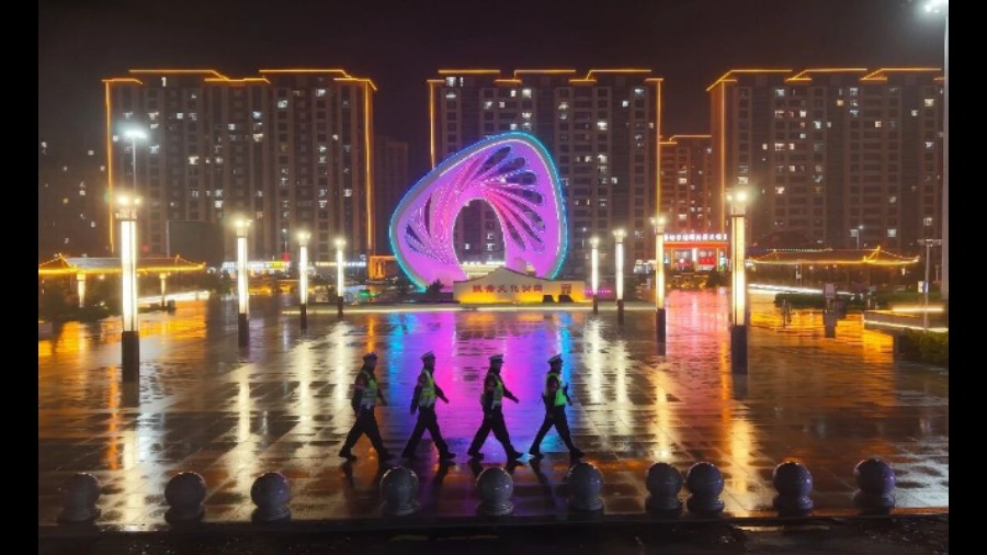 雨夜亮警灯 护考守安宁——吉林扶余公安筑牢高考夜间安全防线