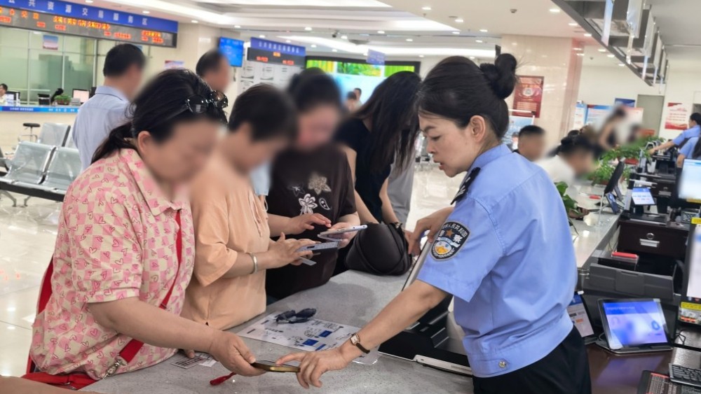 新疆阿克苏市公安局出入境管理大队：优化电子边境通行证办理服务，窗口民警贴心引导获点赞
