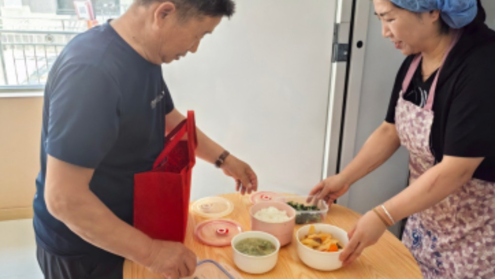 吴忠市利通区富平社区：一餐热饭暖桑榆 同心相融聚民心
