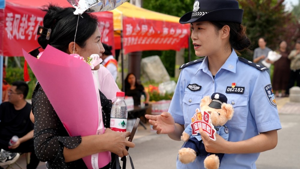 新疆霍城县公安局护考反诈两不误