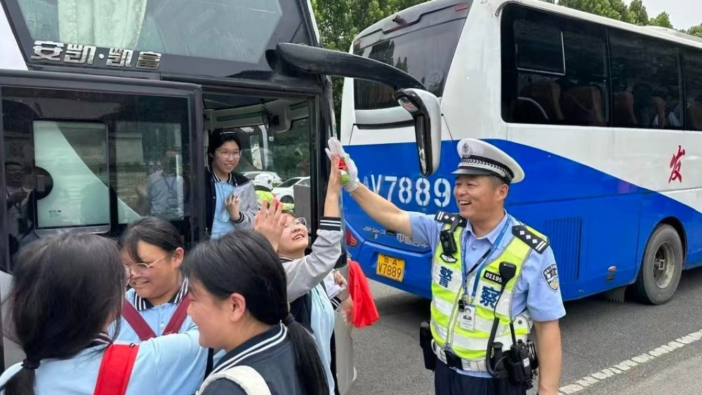 济南交警开启静音行动护航中高考，听力考试期间将实施临时管制