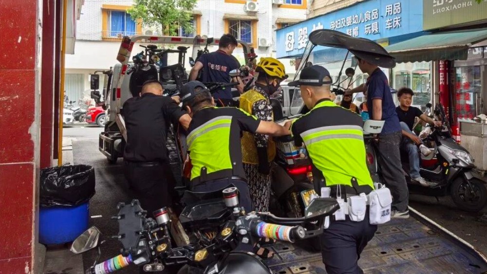 多部门联手突袭非法改装窝点，11辆“电摩”被当场查扣！