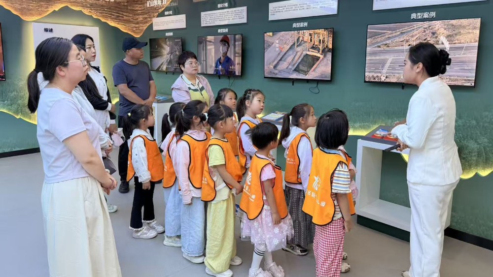银川市兴庆区裕民社区：观摩展厅学安防 实操体验筑防线