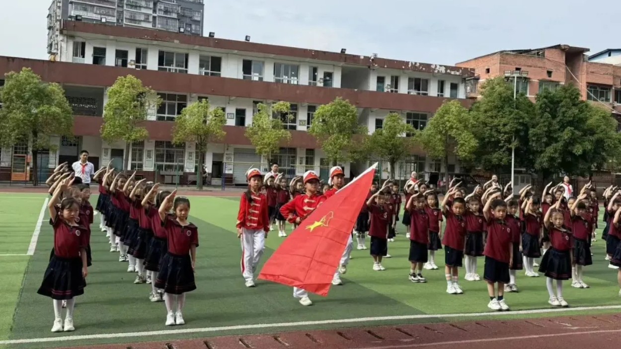 【真·实丨德 育】高举队旗跟党走，做新时代好少年——达州宣汉县育才石岭小学2026年首批新队员入队仪式圆满结束