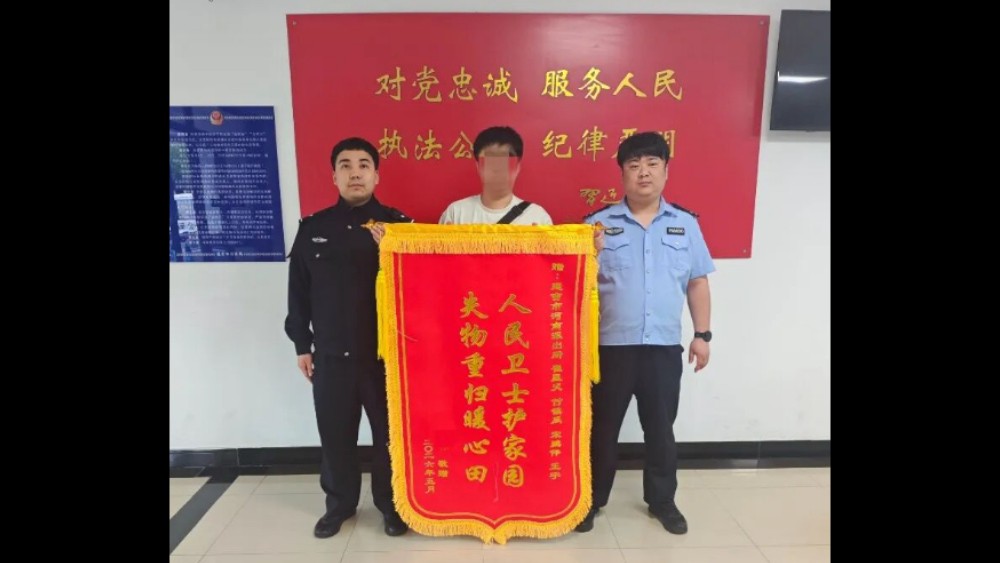 吉林延吉一市民误将8万元现金扔进垃圾桶