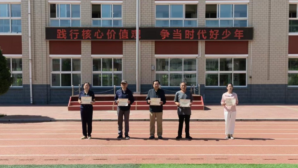 吴忠市利通区裕西社区：红哨上岗强监督 校社共建育文明