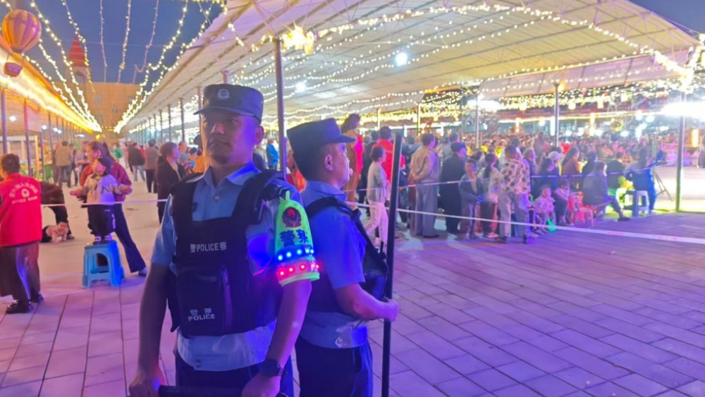 新疆生产建设兵团第六师公安局：警灯闪烁点亮城市夏夜 精准防控护航夜市经济