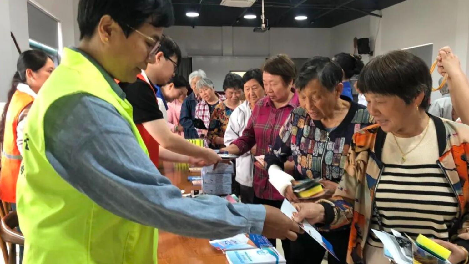 先锋村党总支：普法进先锋 敬老法治行