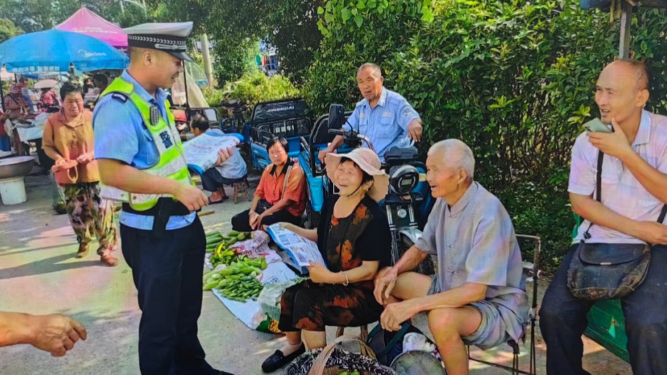 集市宣讲零距离 交通安全暖民心