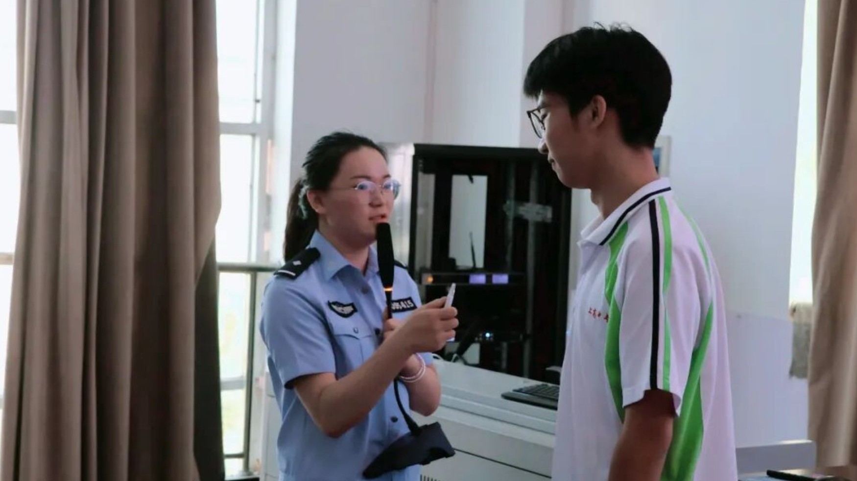 别让“药”变“毒”——防范青少年药物滥用专题课堂走进上高中专