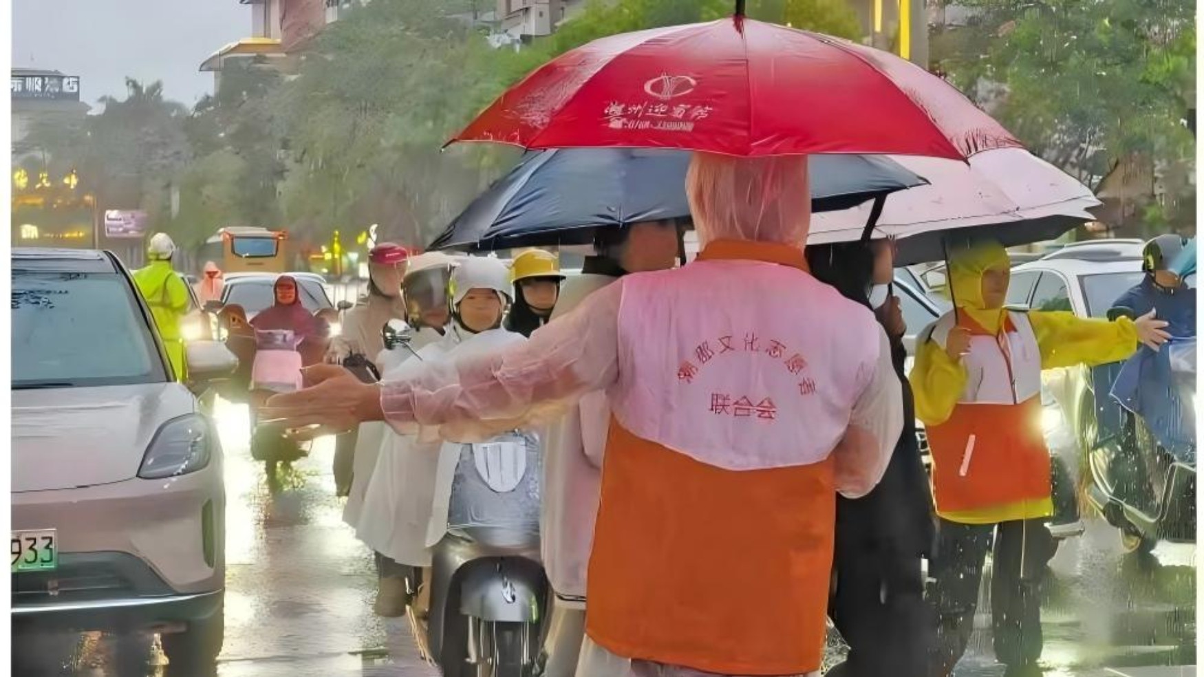 千名“红马甲”暖心护航