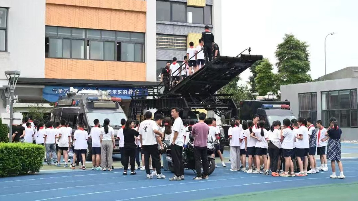 防暴车开进校园——四川乐山特警把法治课上“活”了