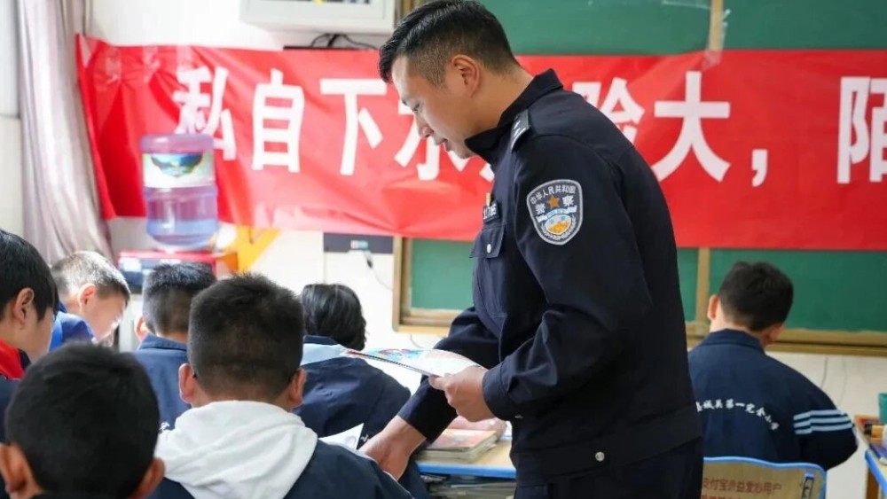 甘孜公安：多措并举护航校园安全