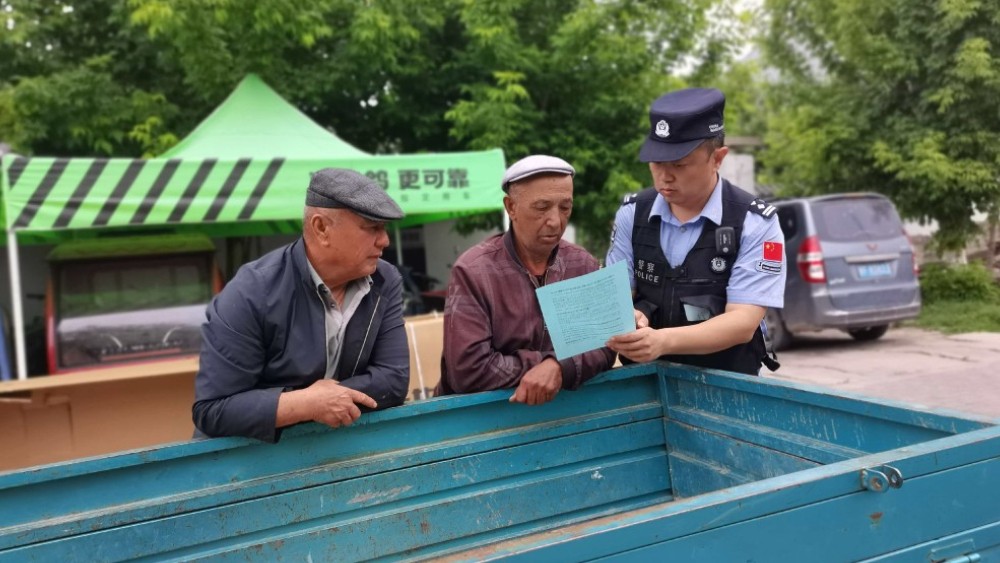 新疆伊犁边境管理支队孙扎齐牛录边境派出所开展入户反诈宣传活动
