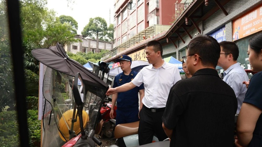 三级帮扶进社区，“三个千万”护安全