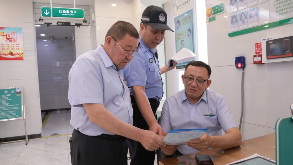 新疆布尔津县公安局：禁毒宣传进商圈，筑牢全民防毒安全墙