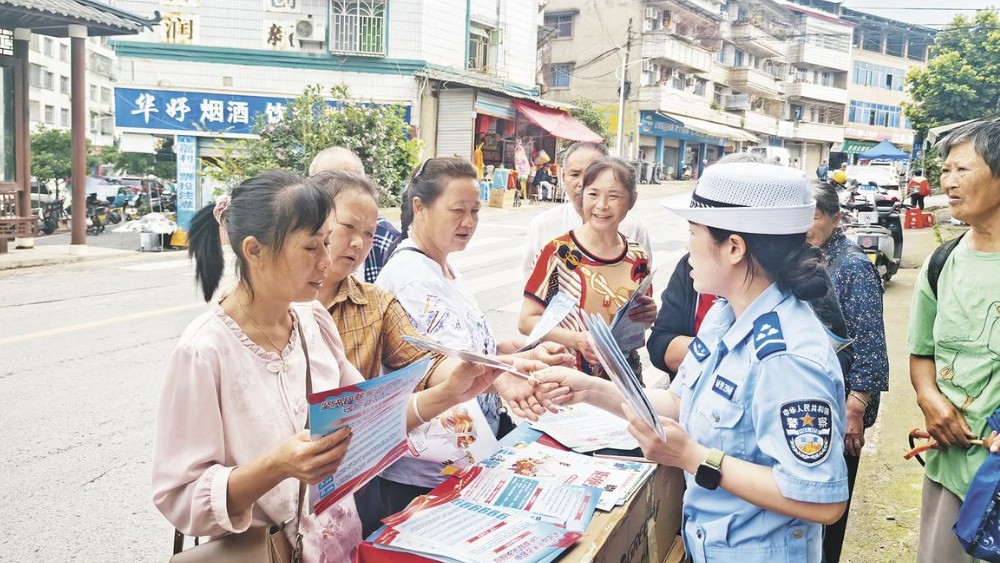 通俗易懂接地气！隆昌交警把交通安全“摆”进集市