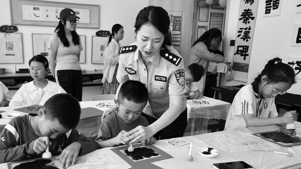 指尖“承”非遗 心中“植”法治
