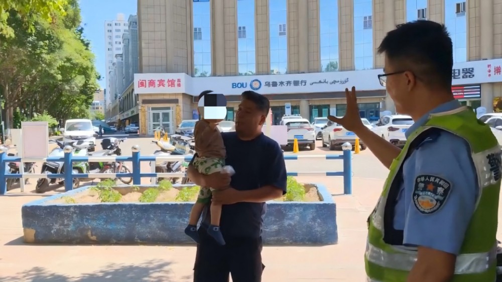 警察变“奶爸”，新疆伊宁市公安局民警助力走失幼童寻家人