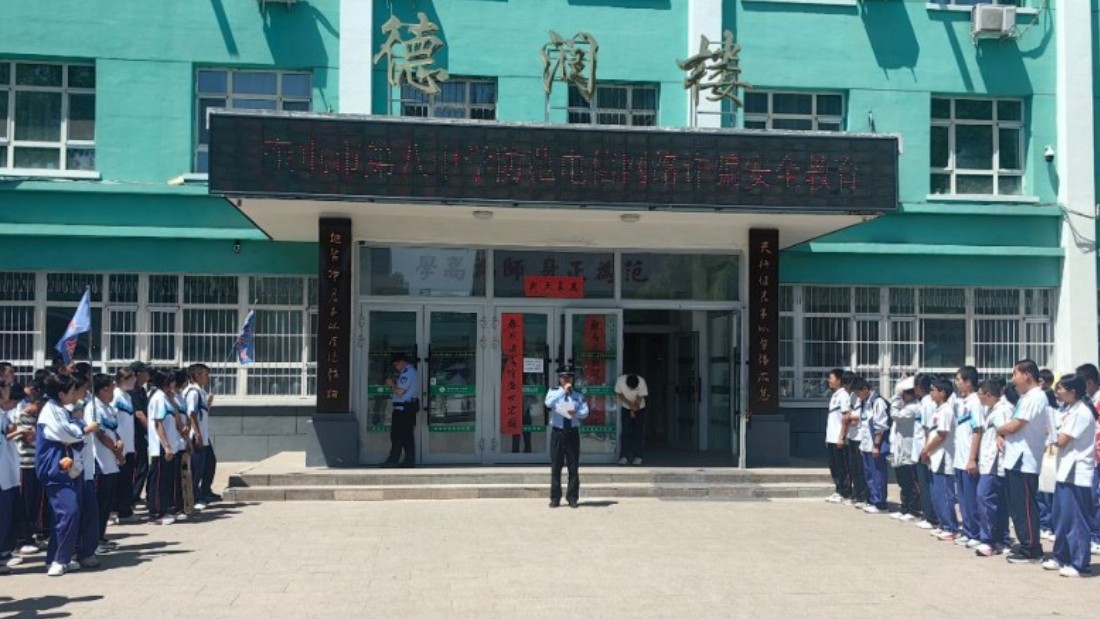 新疆奎屯市公安局精心烹制“法治大餐”筑牢校园安全防线