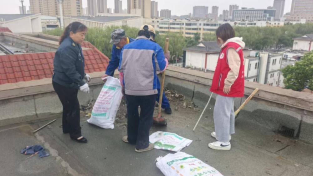 银川市兴庆区东方社区：释法明理解楼顶僵局 依法调解护相邻权益