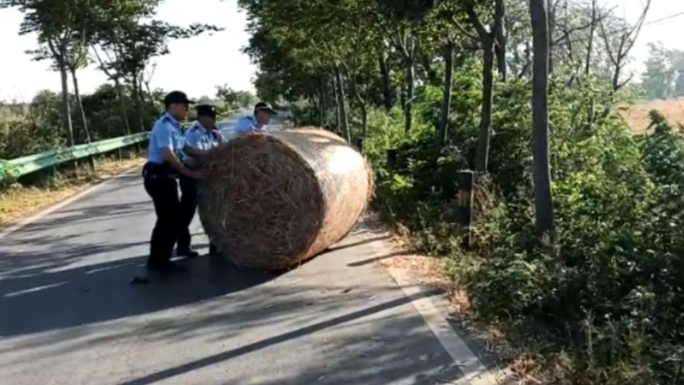 暖心出警遇路障 民警清患保通行