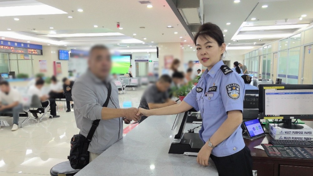 新疆阿克苏市公安局出入境管理大队暖心办证获群众热线表扬