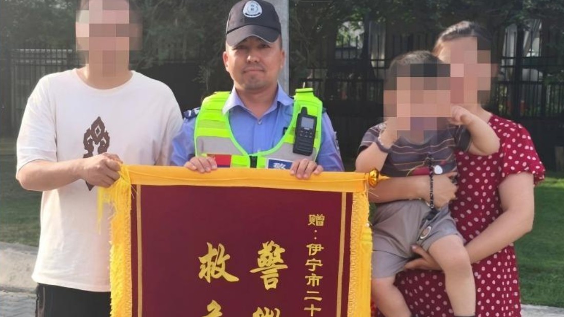 新疆伊宁市公安局民警紧急护送窒息幼童脱险