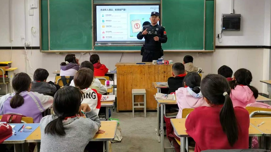 普法进校园 守法伴成长