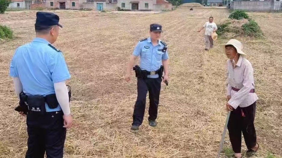 卷尺丈量土地边界 民警化解多年邻里心结