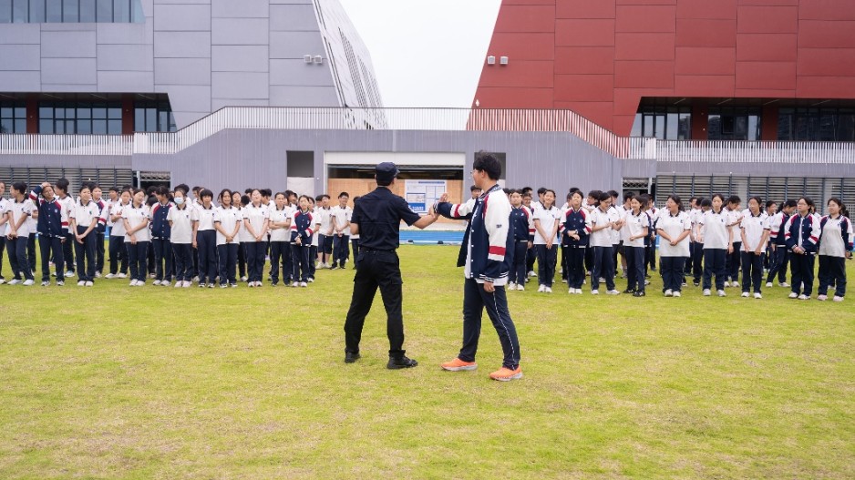 “少年守国防”主题授课 播撒爱国种子