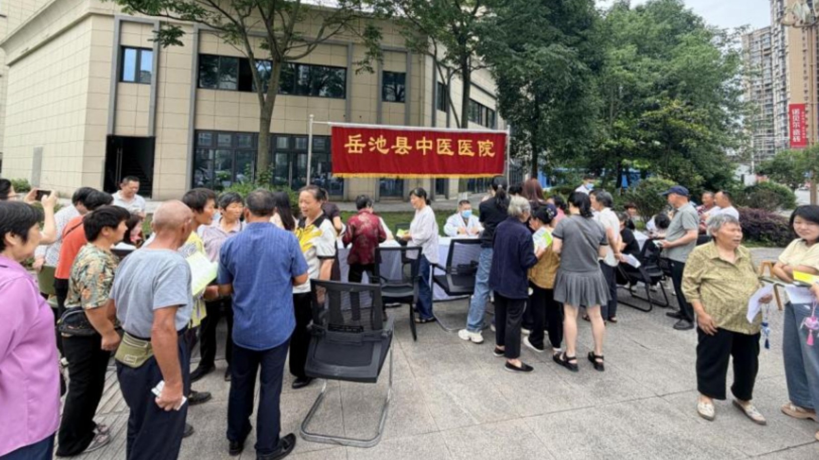 【中医药文化进社区】岐黄关怀送到家，健康服务暖人心——广安岳池县中医医院将中医药诊疗服务带进龙湖社区